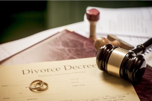 This Is How to Hire the Right Divorce Lawyer