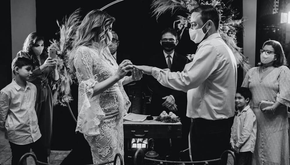 Black and white image of a couple pushing through with their wedding amidst the pandemic