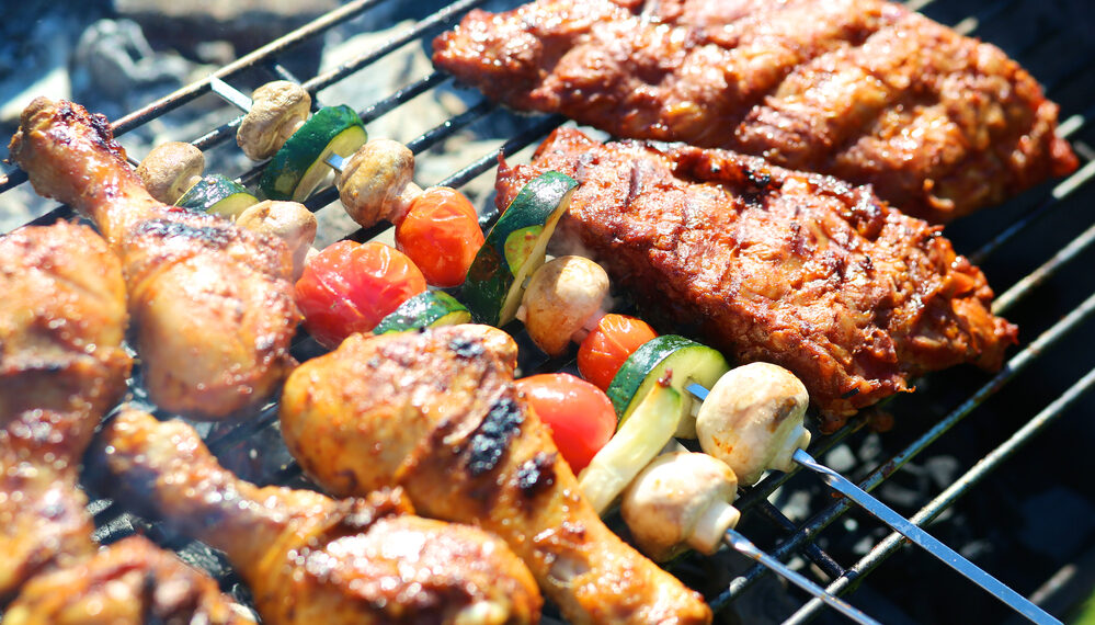 6 tips for hosting a backyard barbecue party