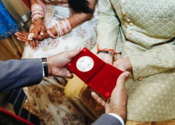 Traditional vs. Modern Hindu Wedding Cards: How to Choose the Right Style for Your Wedding Theme
